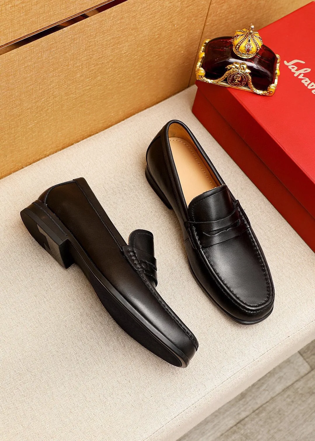 Men's shoes 💰480 💐 Product trademark: Ferragamo "Ferragamo" casual leather shoes Regular size: 38-44 (45🉑️customized) Product materials: Selected imported first-layer calfskin upper, imported water-dyed cowhide leather lining. Strong three-dimensional visual effect, original outsole color: 3⃣️seed leather materials available